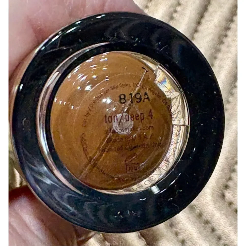 STILA - NWTIB - Hide & Chic Fluid Foundation in Tan/Deep 4.